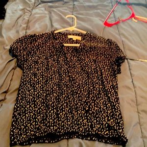 Cute summer top with elastic bottom.